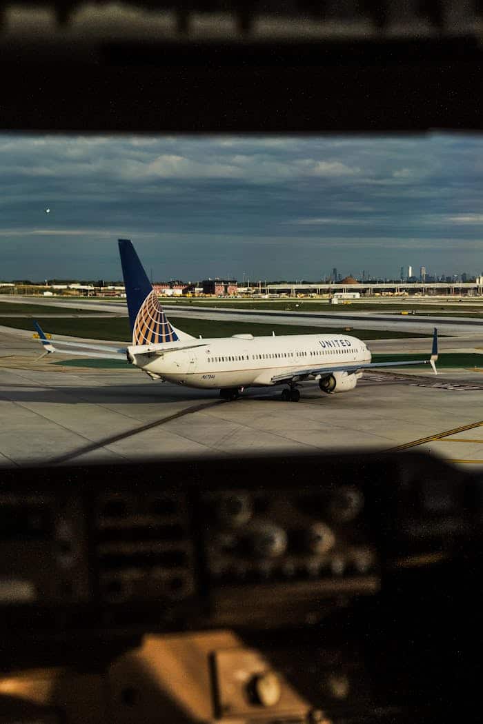 Avión en la pista del aeropuerto visto desde la cabina