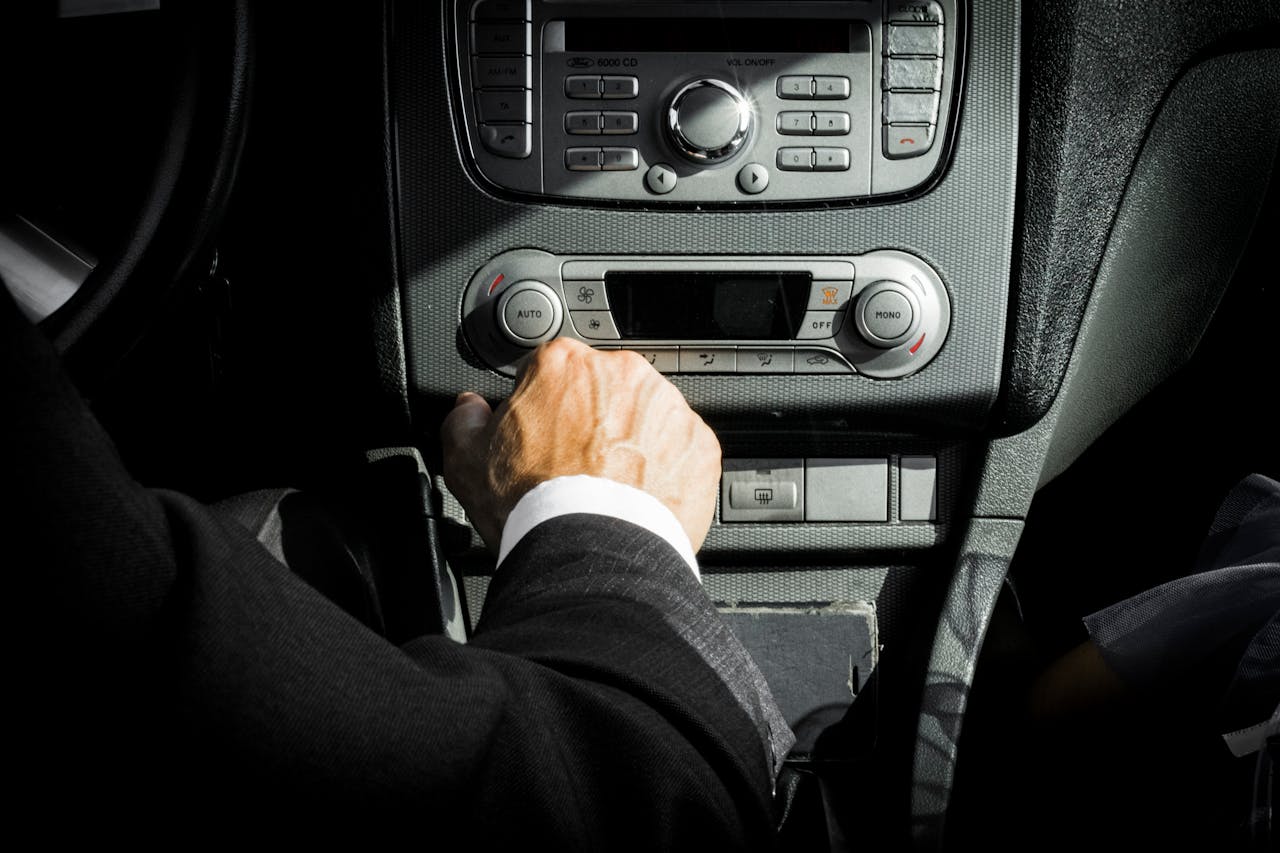 Chófer con traje negro dentro de un taxi