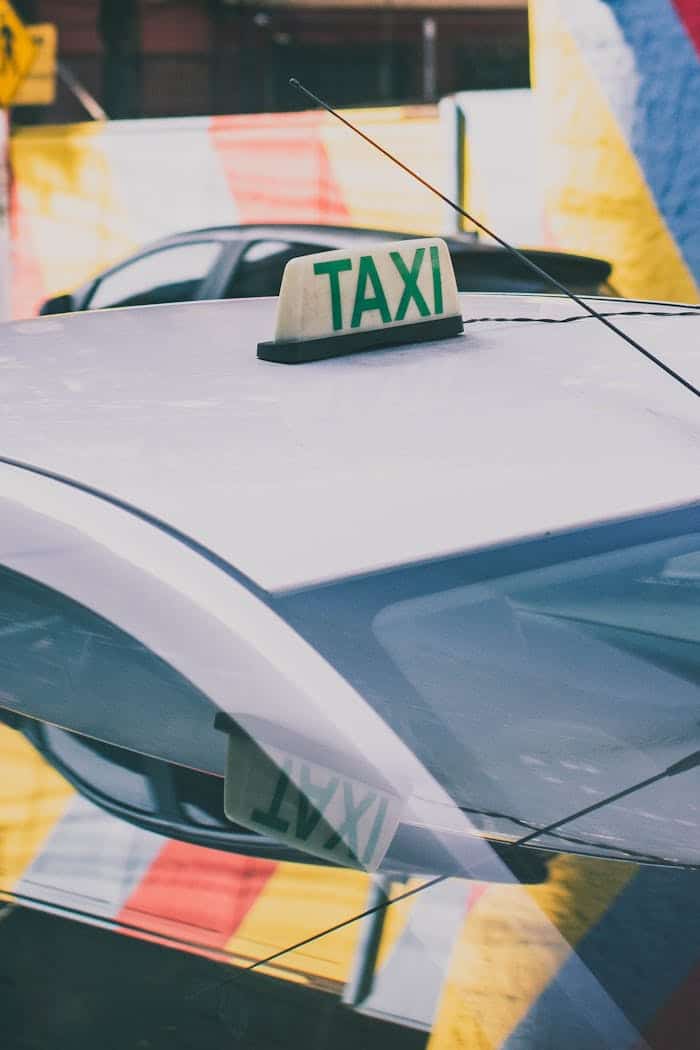 Luminoso de taxi sobre el techo de un coche blanco