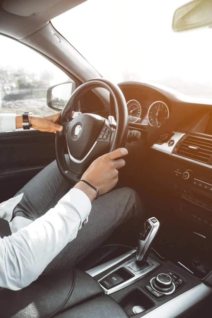 Una persona conduce un coche vtc de lujo